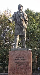 Ο Ντιμιτρόφ γεννήθηκε στις 18 Ιούνη 1882  στο χωριό Κοβατσέφτσι της περιφέρειας Ράντομιρ  της Βουλγαρίας και πέθανε στις 2 Ιούλη 1949 στη Μόσχα